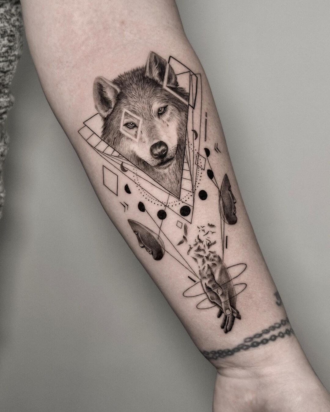 tatuaggio lupo con motivi geometrici