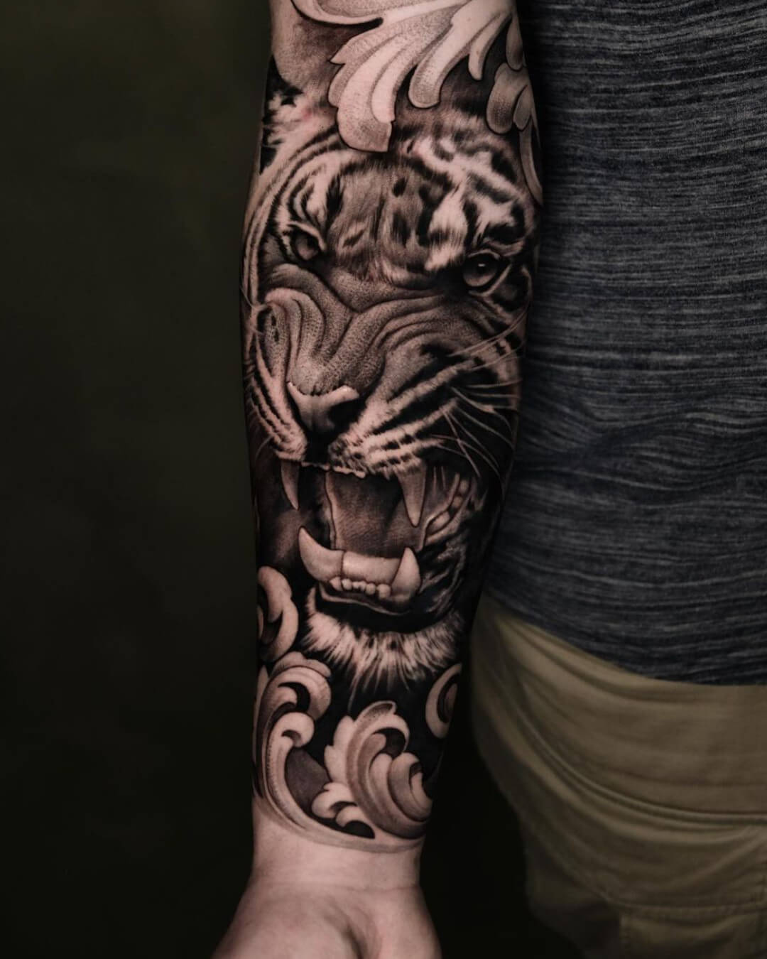 tatuaggio tigre realistica ruggente