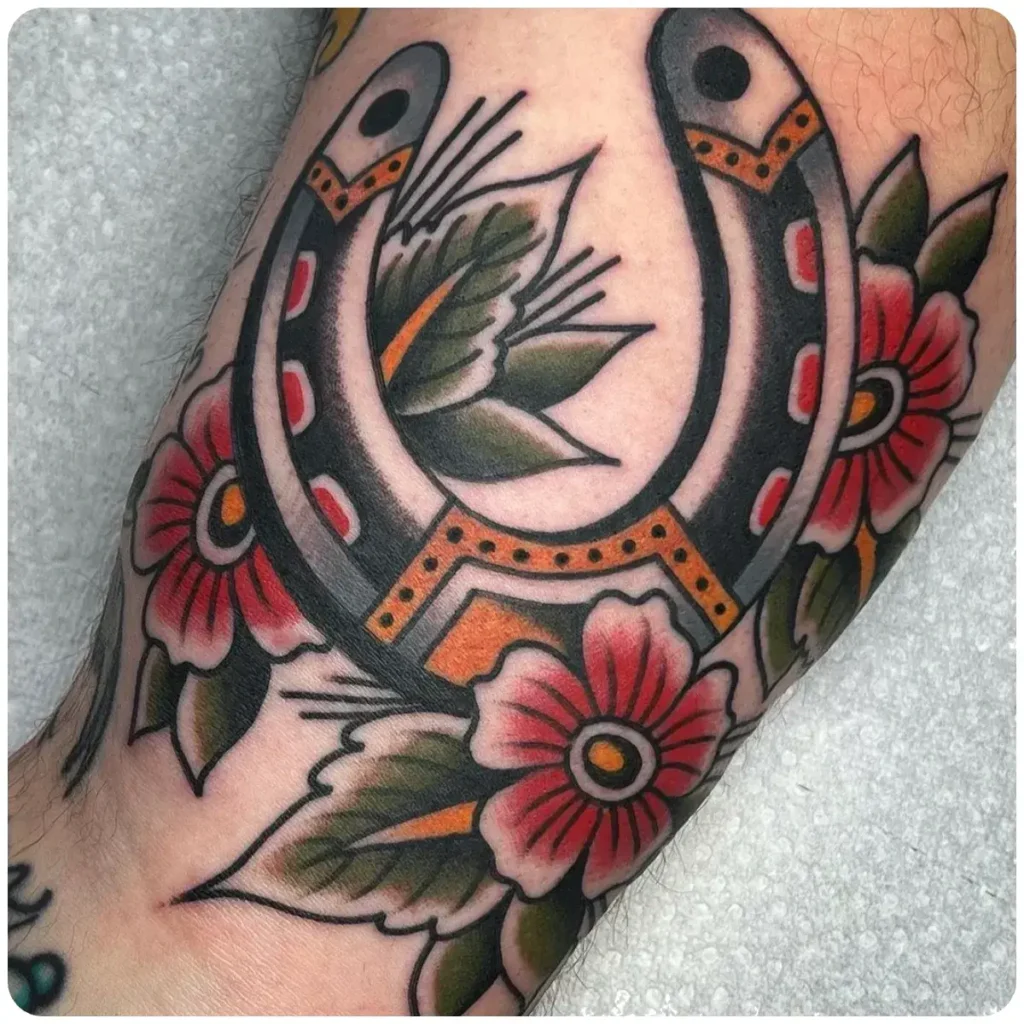 tatuaggio ferro di cavallo e fiori