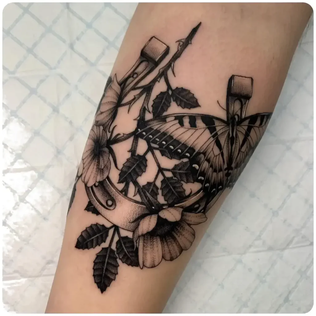 tatuaggio ferro di cavallo farfalla