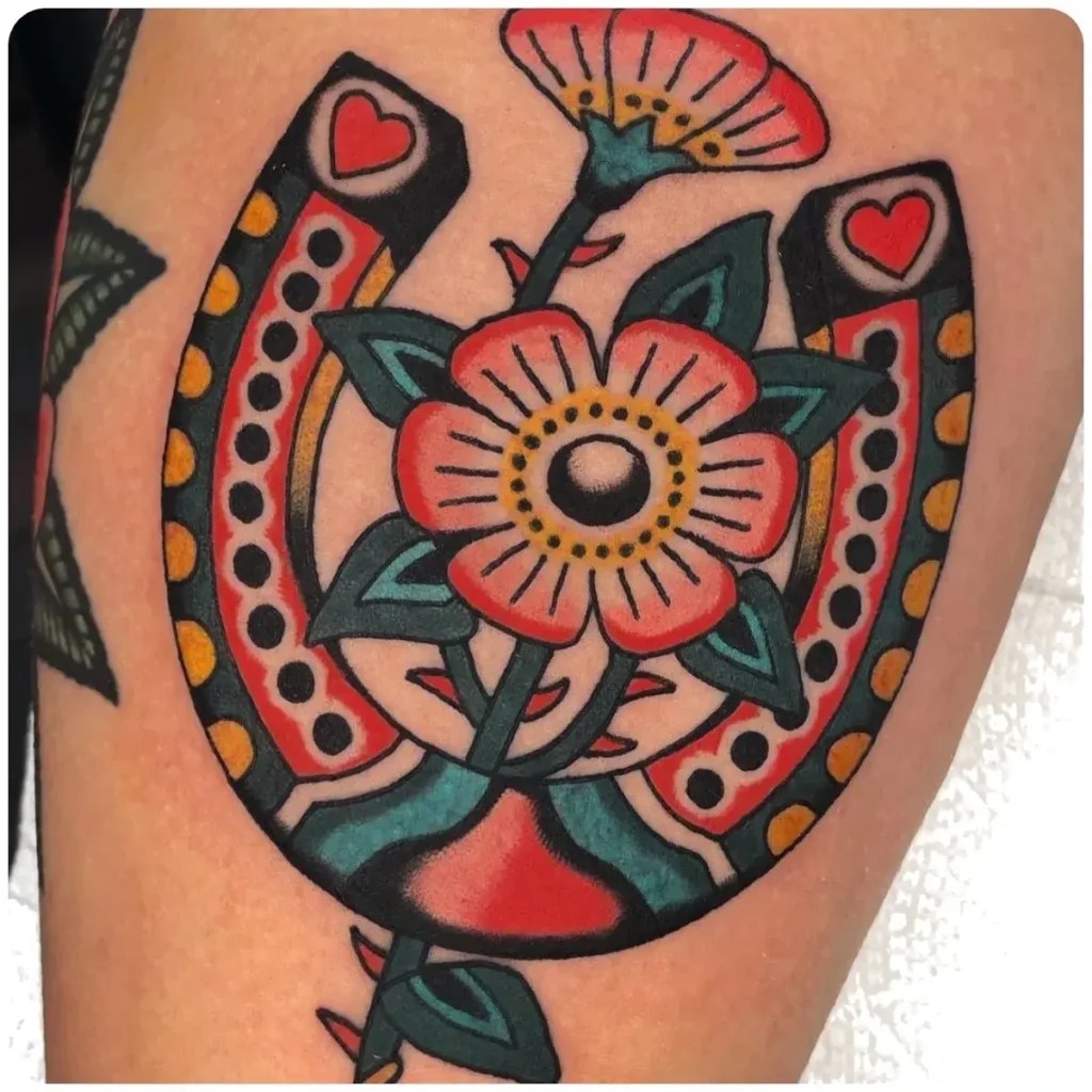 tatuaggio ferro di cavallo fiore
