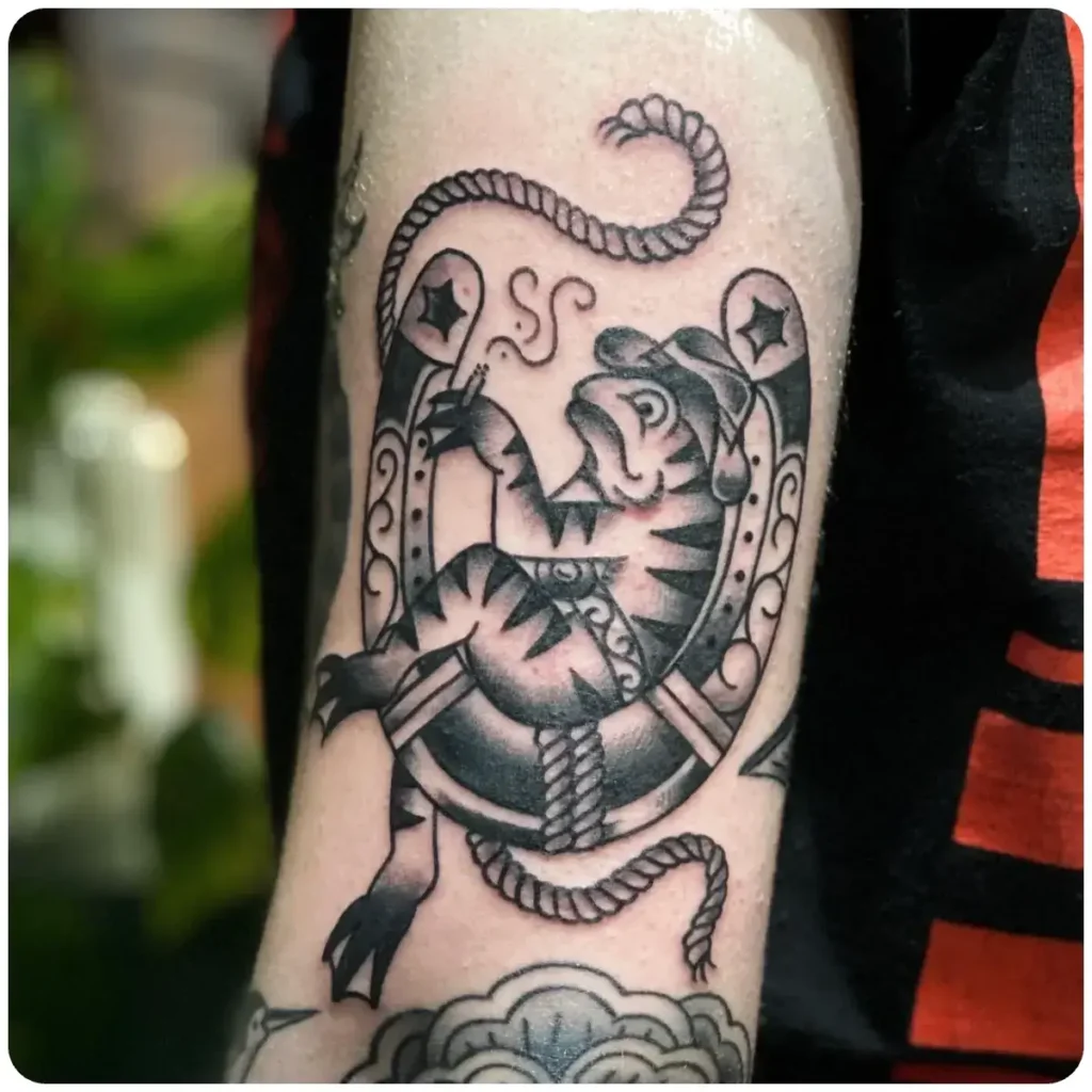 tatuaggio ferro di cavallo rana