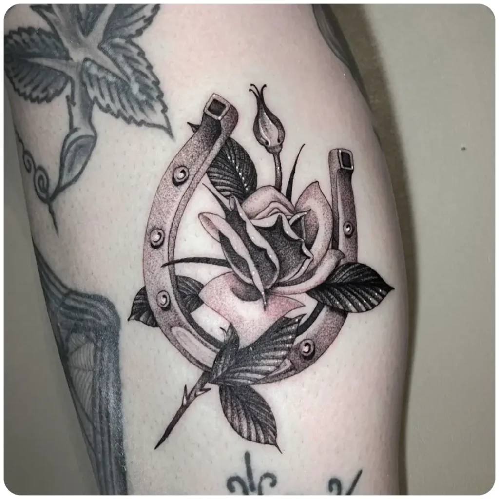 tatuaggio ferro di cavallo rosa