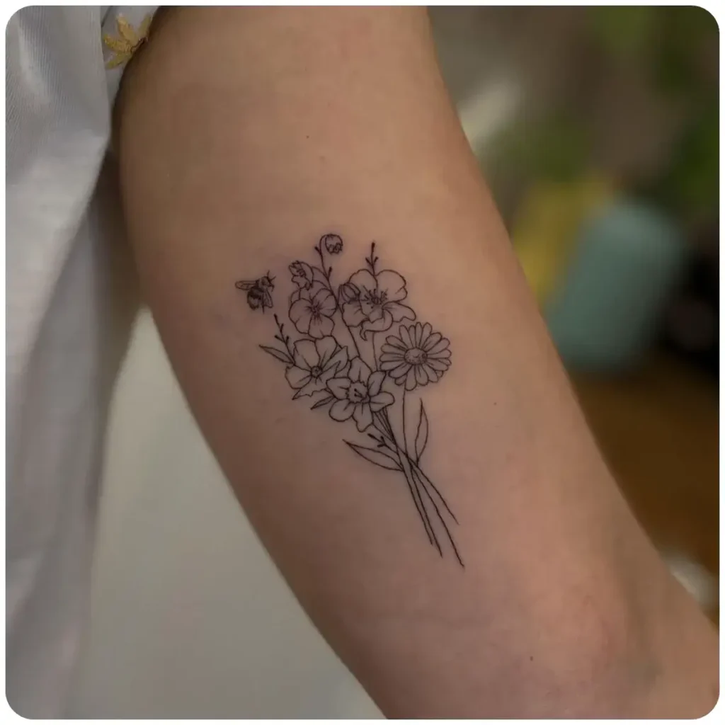 tatuaggio fiori e ape