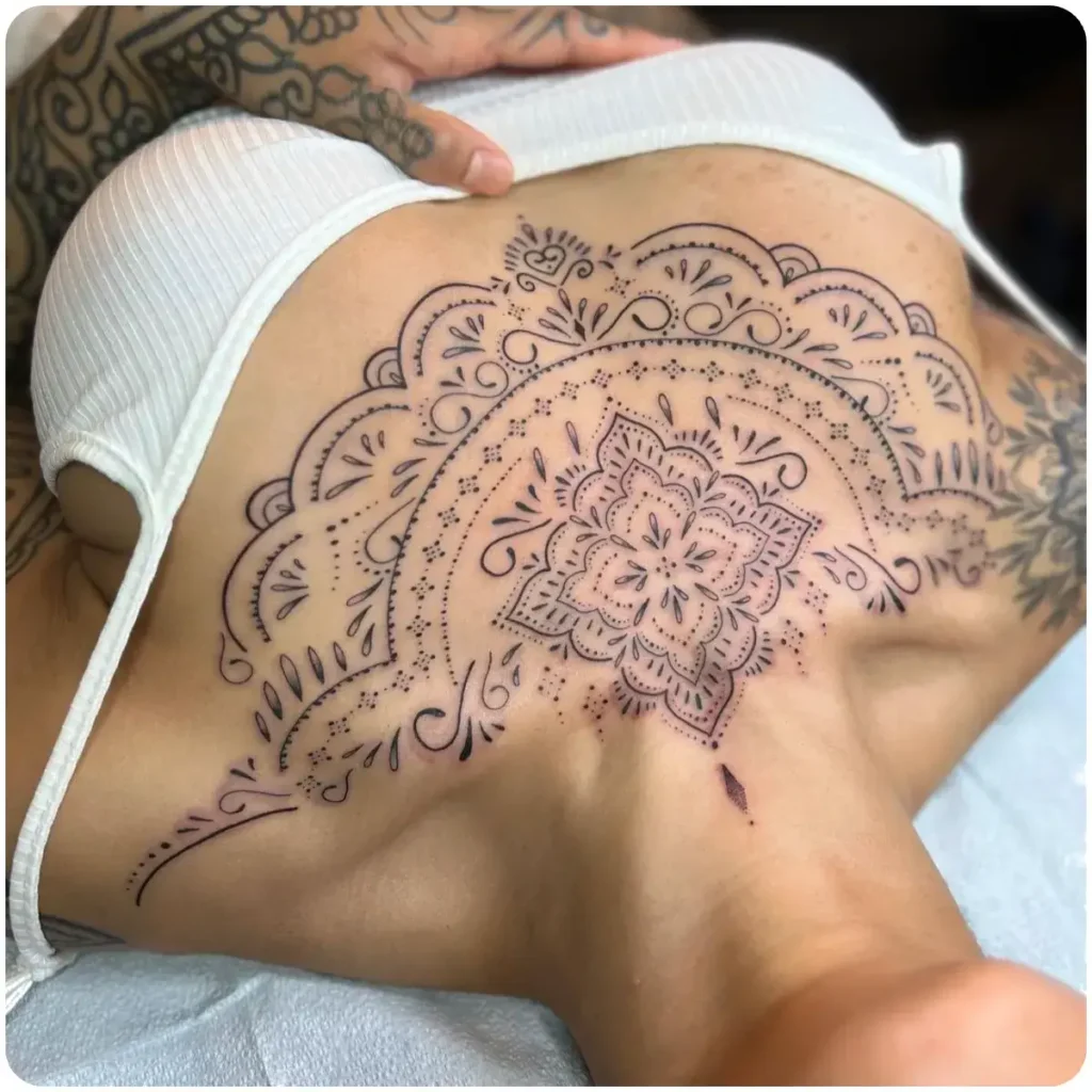 tatuaggio mandala petto