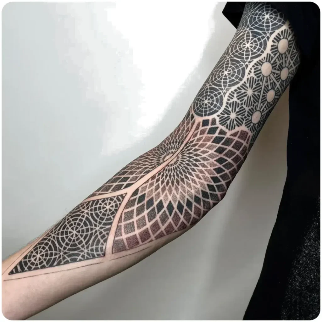 tatuaggio mandala sul braccio donna