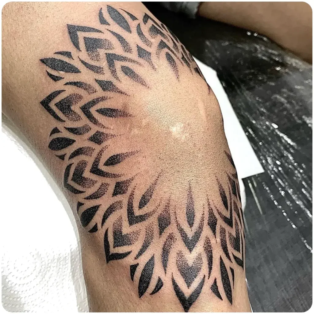 tatuaggio mandala sul ginocchio