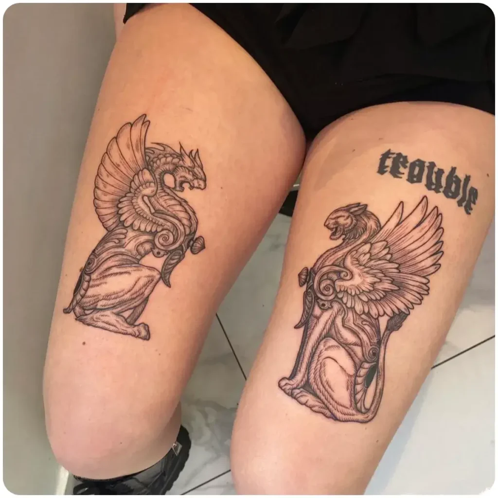 tatuaggio sfinge coscia