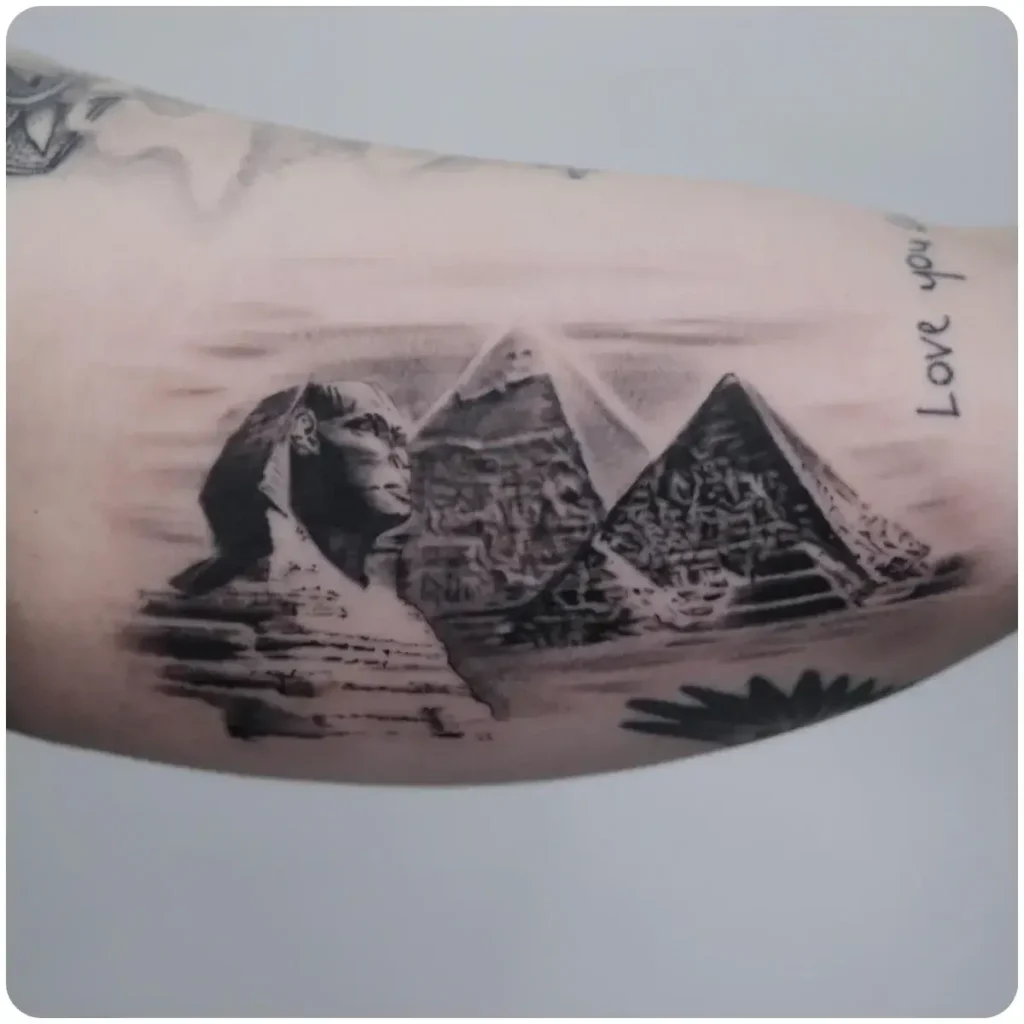 tatuaggio sfinge piramidi