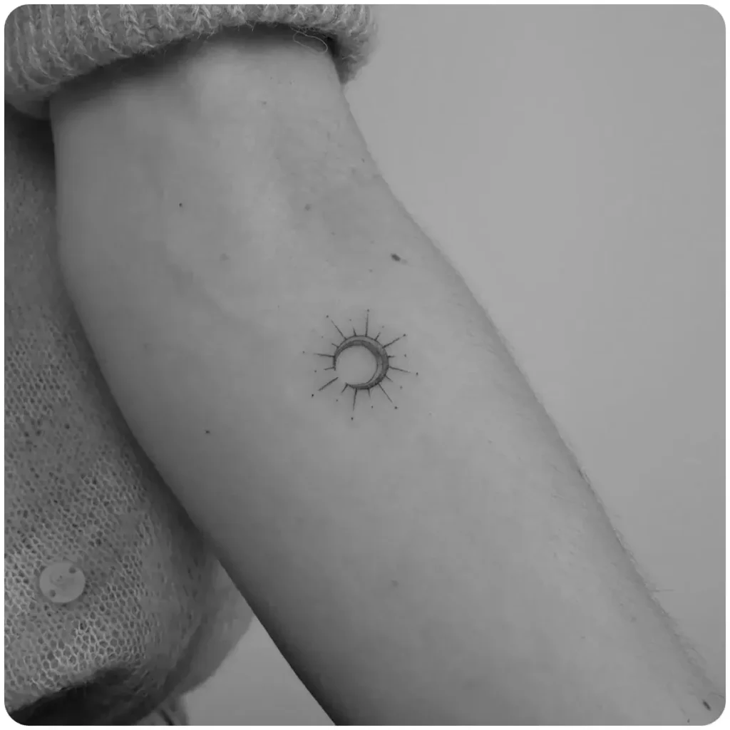 tatuaggio sole e luna piccoli