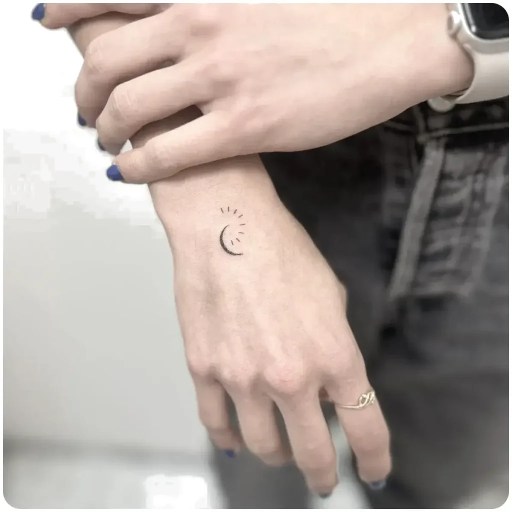 tatuaggio sole e luna piccolo polso