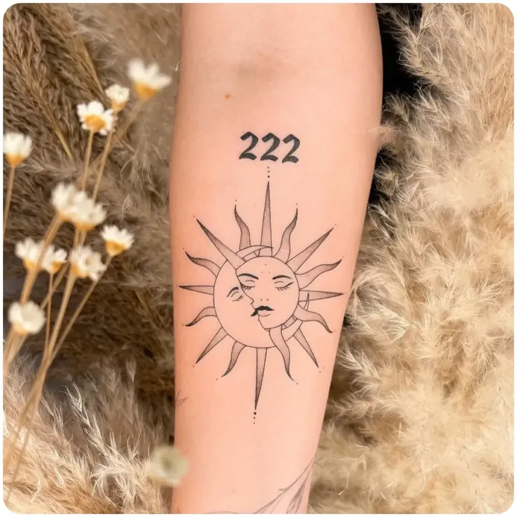 tatuaggio sole e luna si baciano