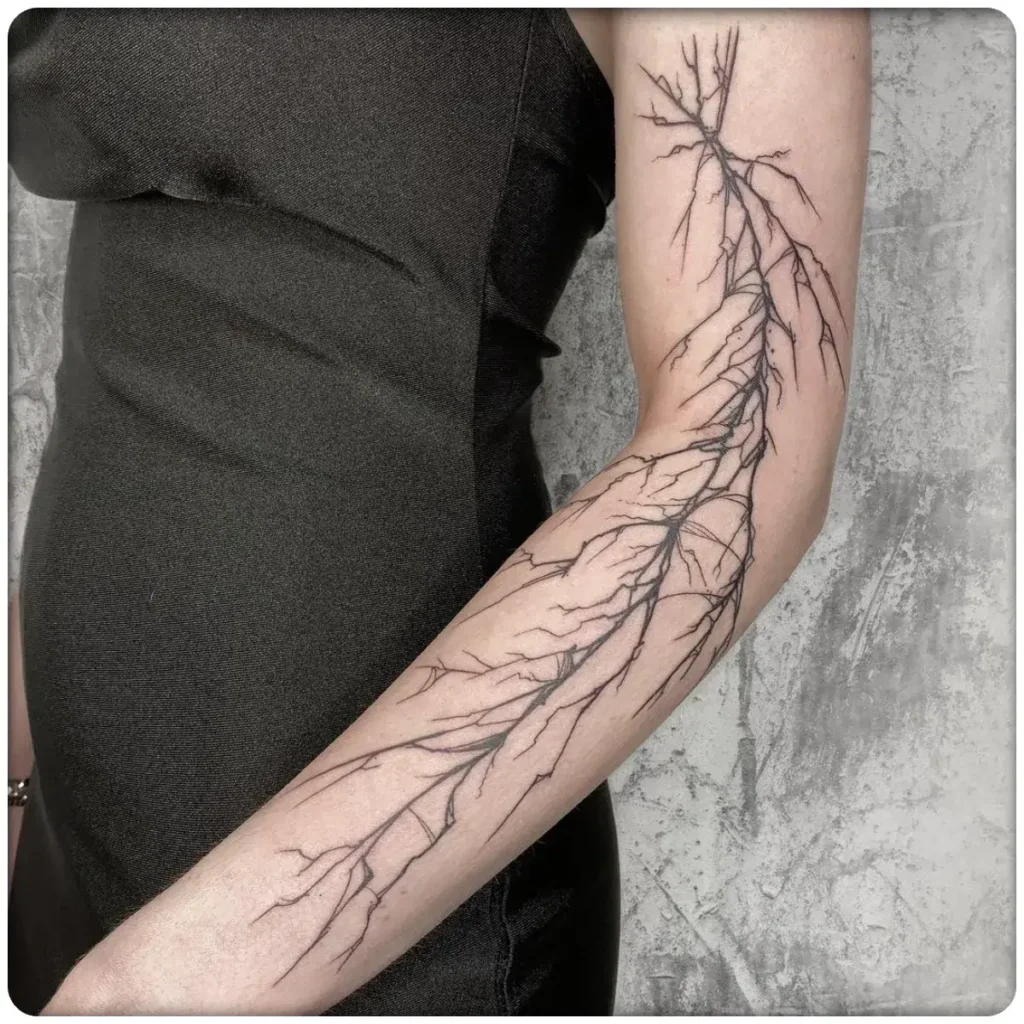 tatuaggio fulmine braccio donna