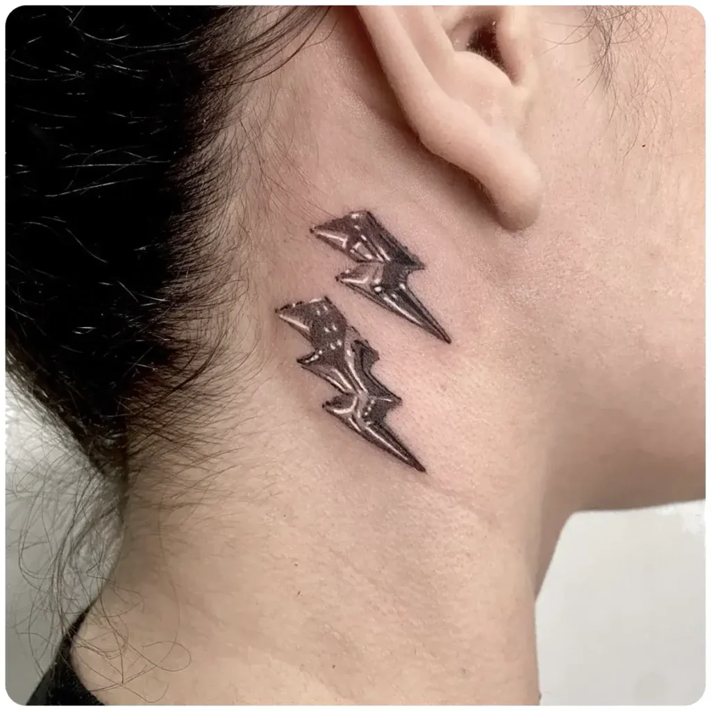 tatuaggio fulmine dietro orecchio