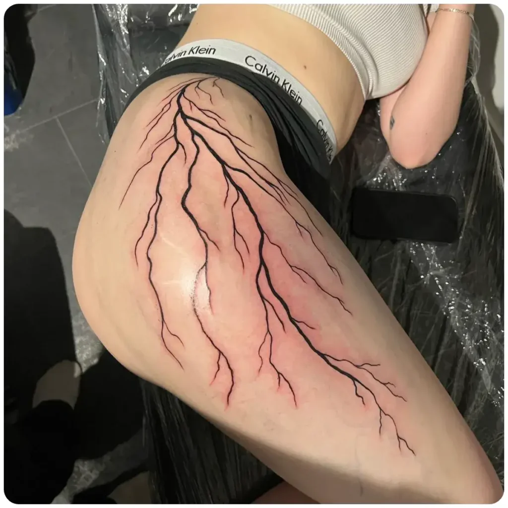 tatuaggio fulmine donna