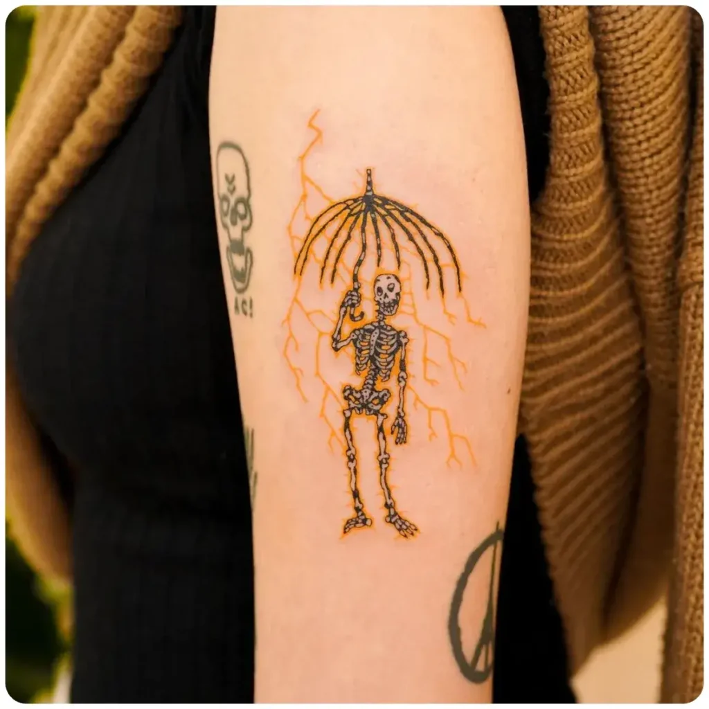 tatuaggio fulmine scheletro