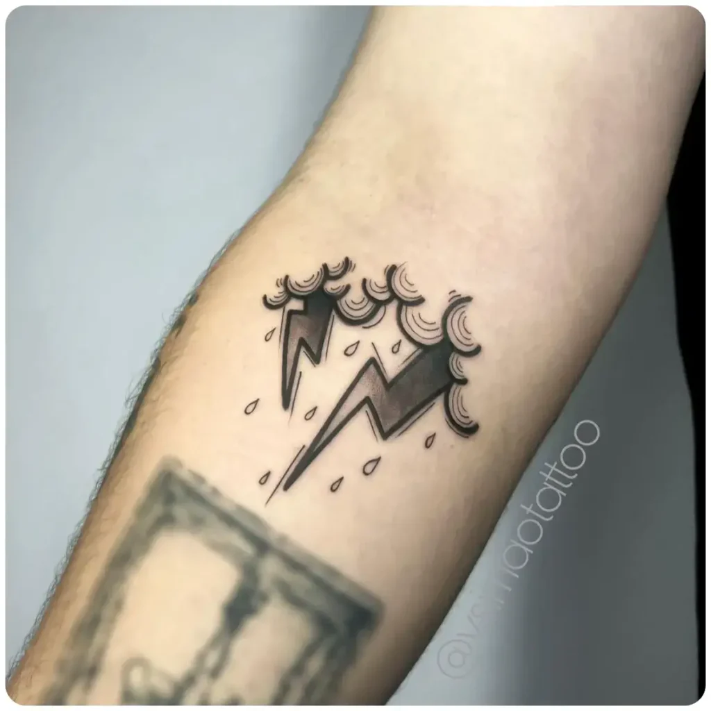 tatuaggio fulmine stilizzato avambraccio