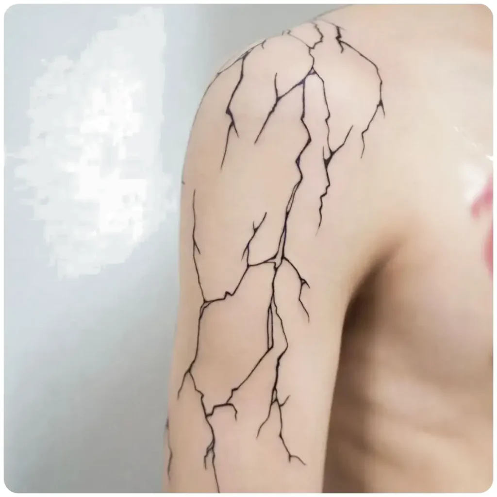 tatuaggio fulmine sulla spalla