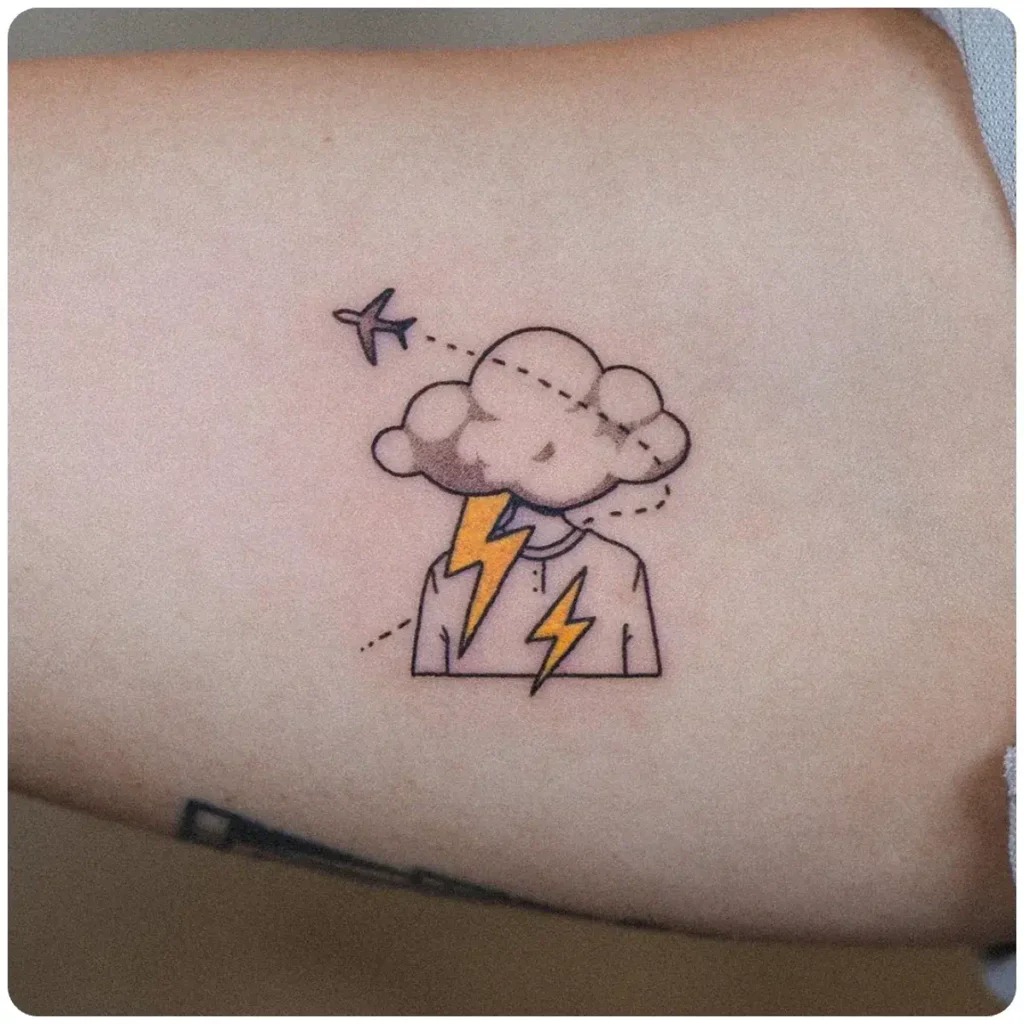 tatuaggio fulmine testa tra le nuvole