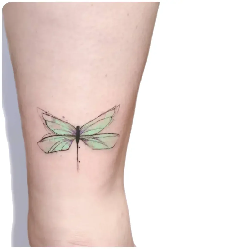 tatuaggio libellula astratto