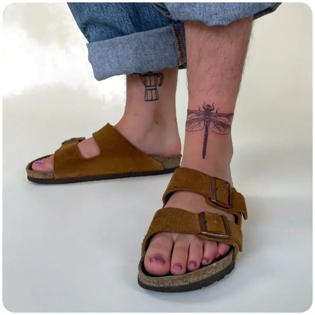 tatuaggio libellula caviglia