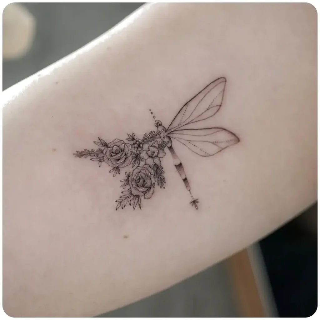 tatuaggio libellula fiori