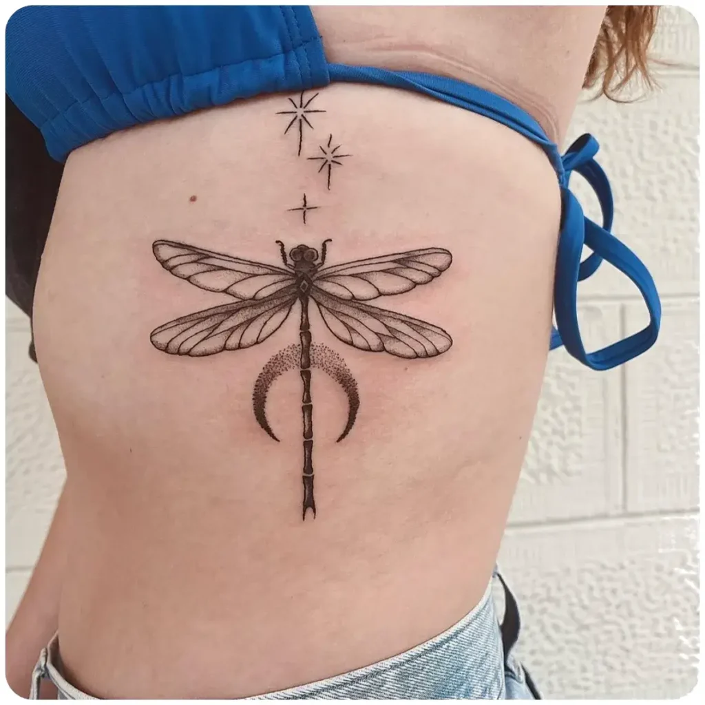 tatuaggio libellula luna donna