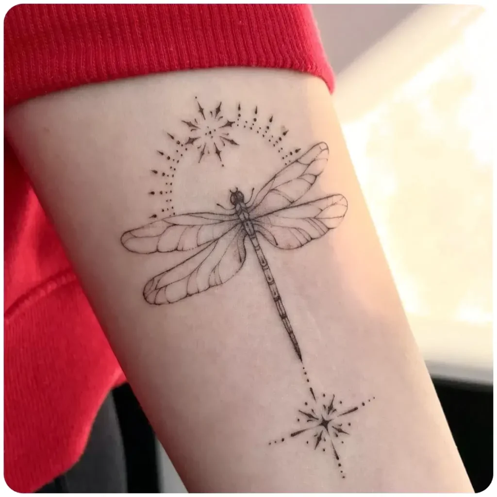tatuaggio libellula mandala braccio