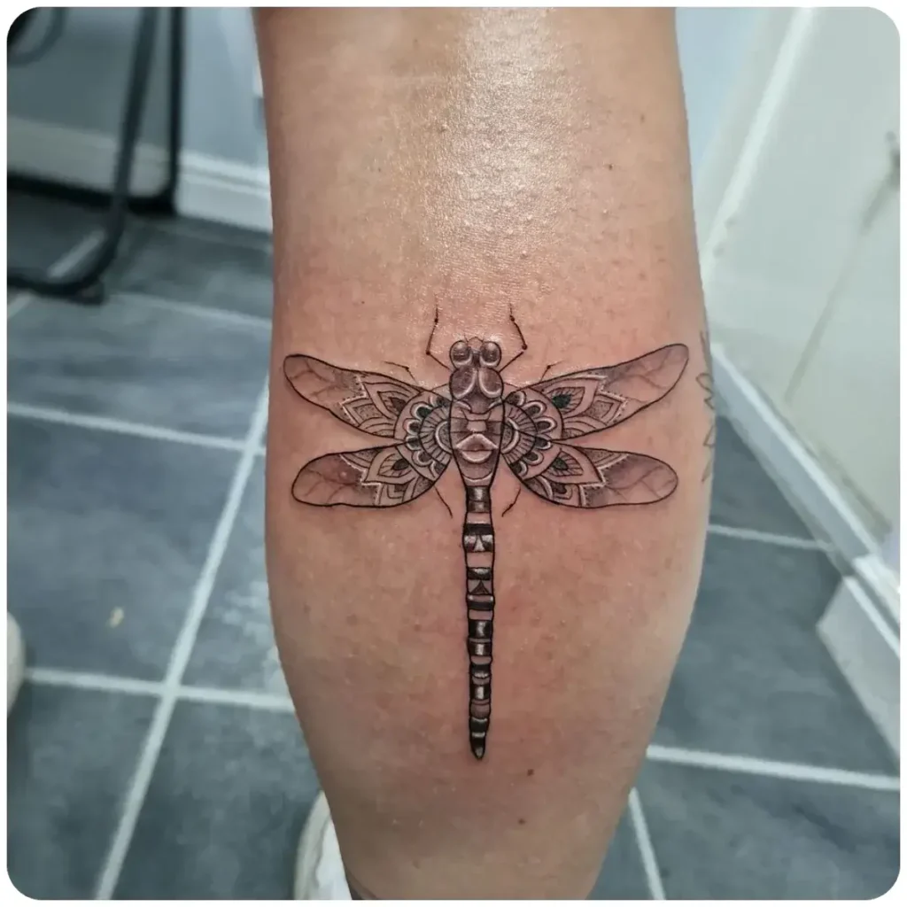 tatuaggio libellula mandala polpaccio