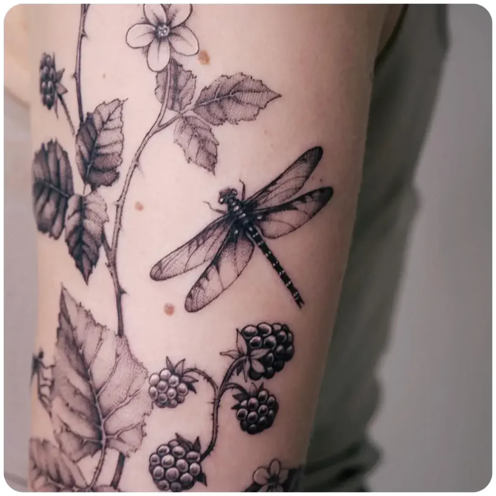 tatuaggio libellula natura