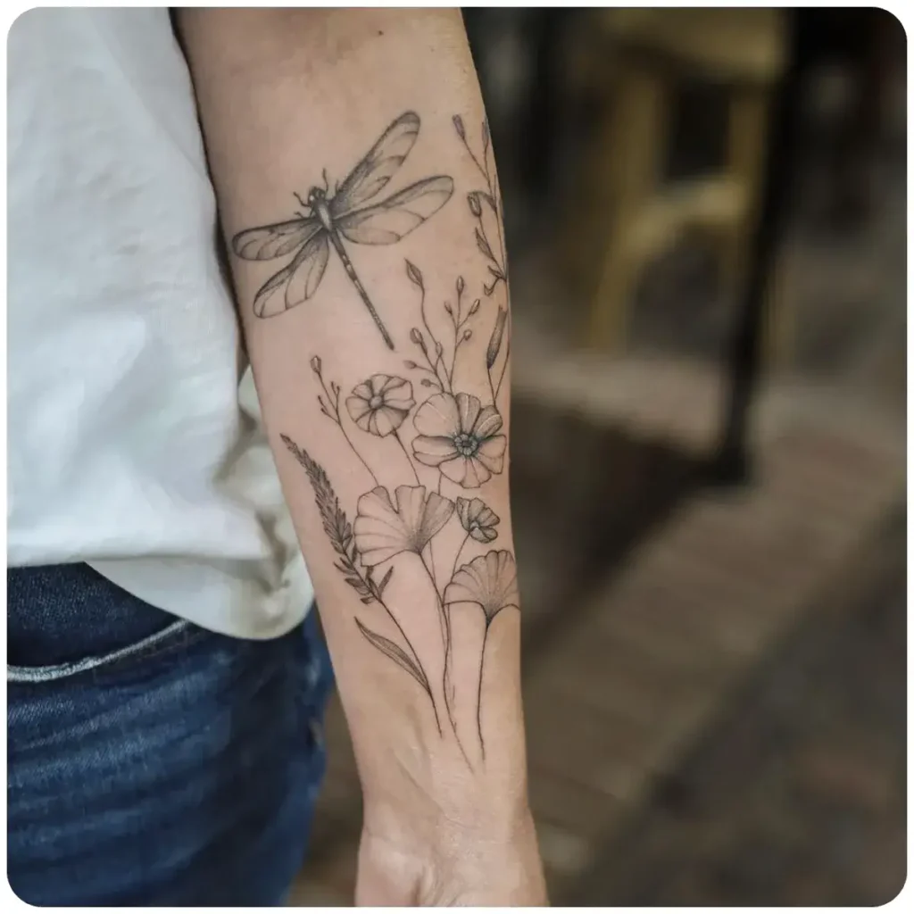 tatuaggio libellula natura avambraccio