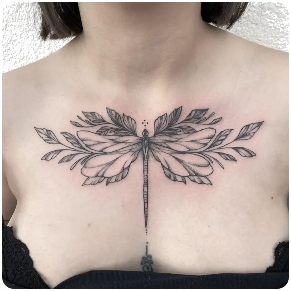 tatuaggio libellula petto