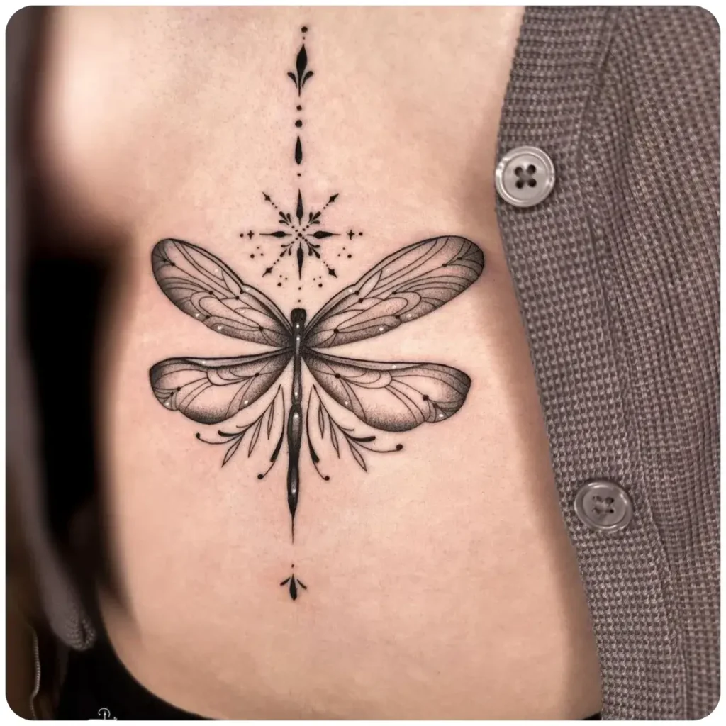 tatuaggio libellula sterno