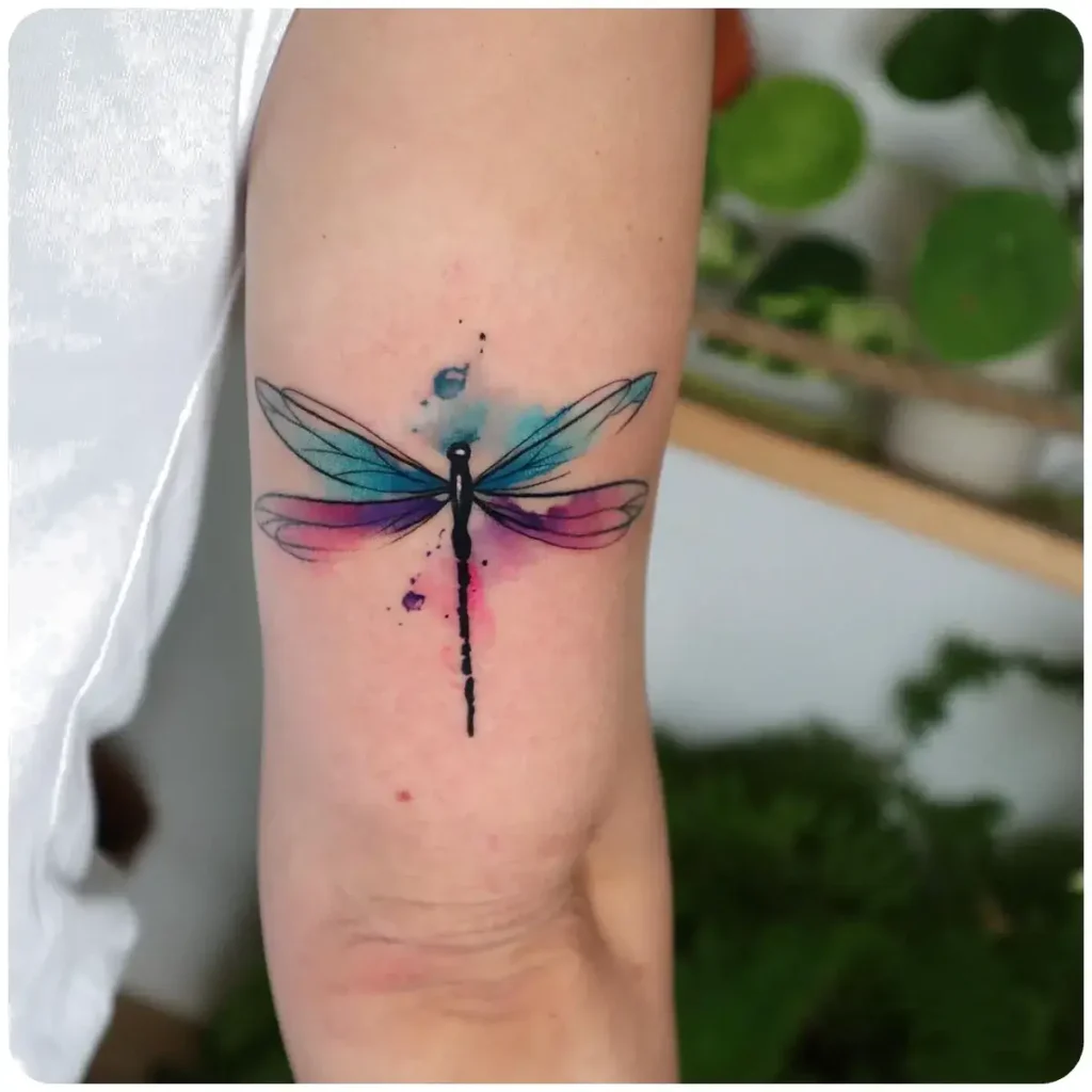 tatuaggio libellula watercolor donna