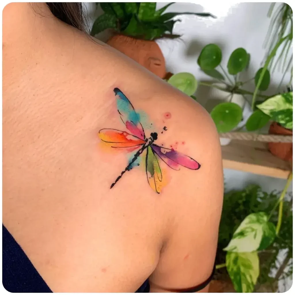 tatuaggio libellula watercolor spalla