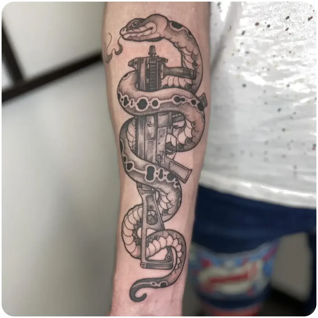 tatuaggio mitra serpente
