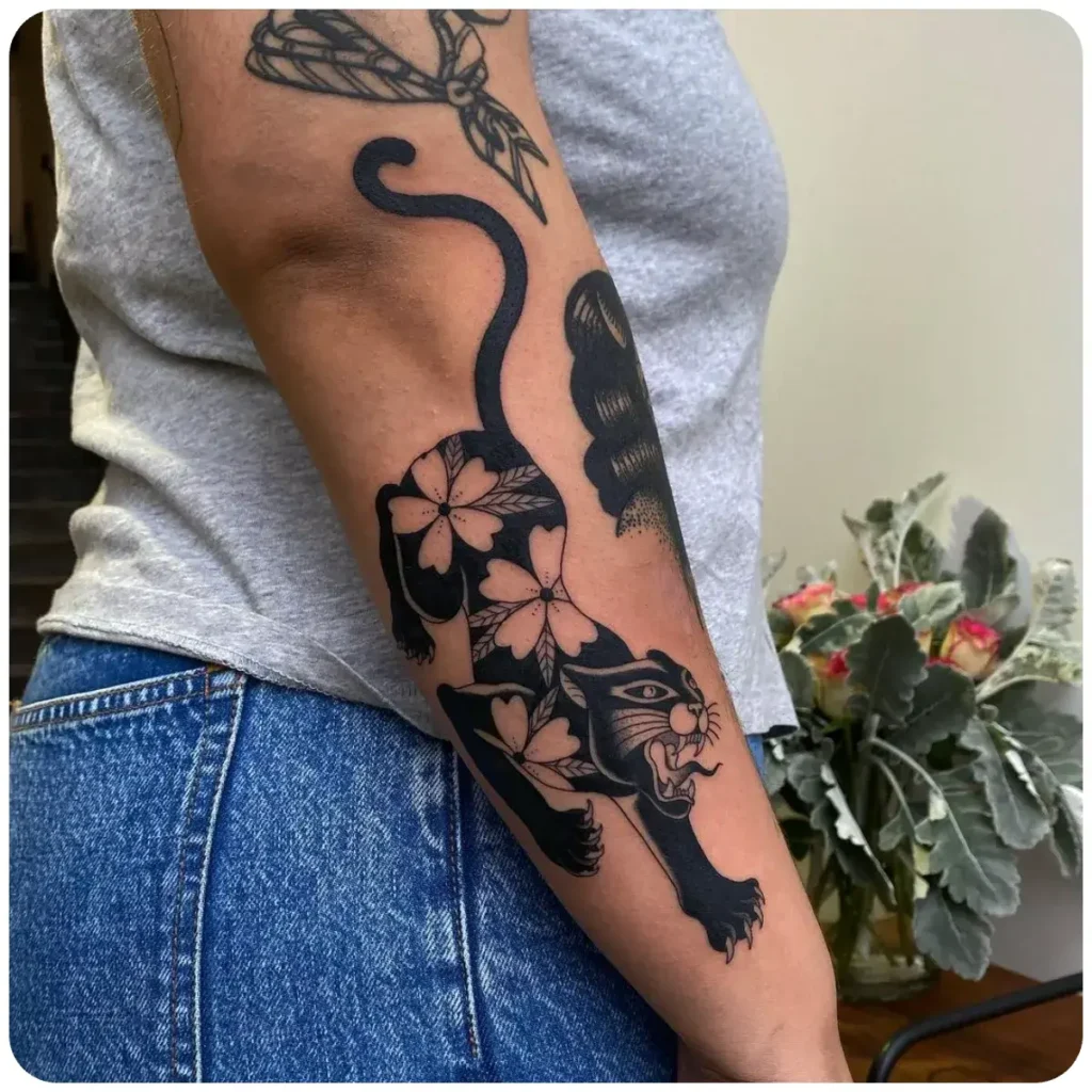 tatuaggio pantera avambraccio donna
