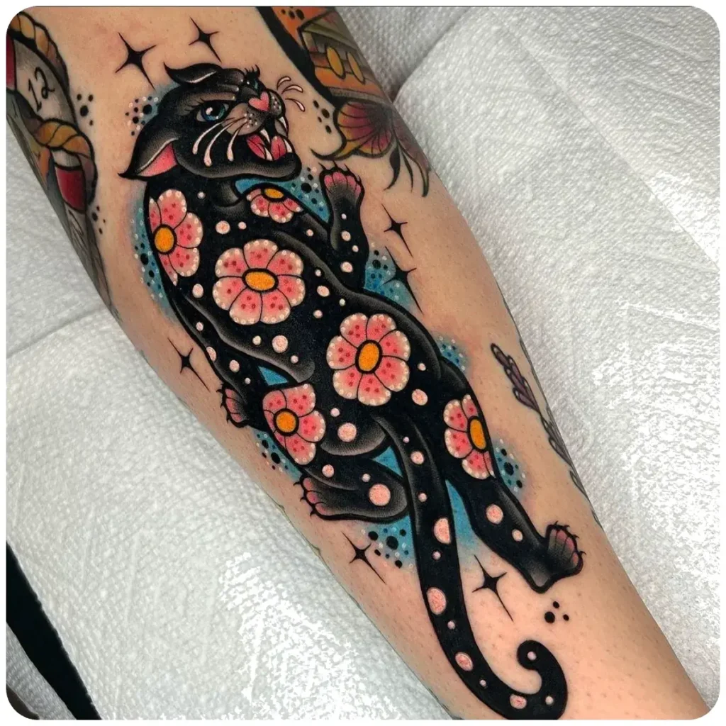 tatuaggio pantera fiori