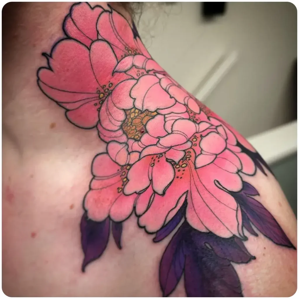tatuaggio peonia rosa collo
