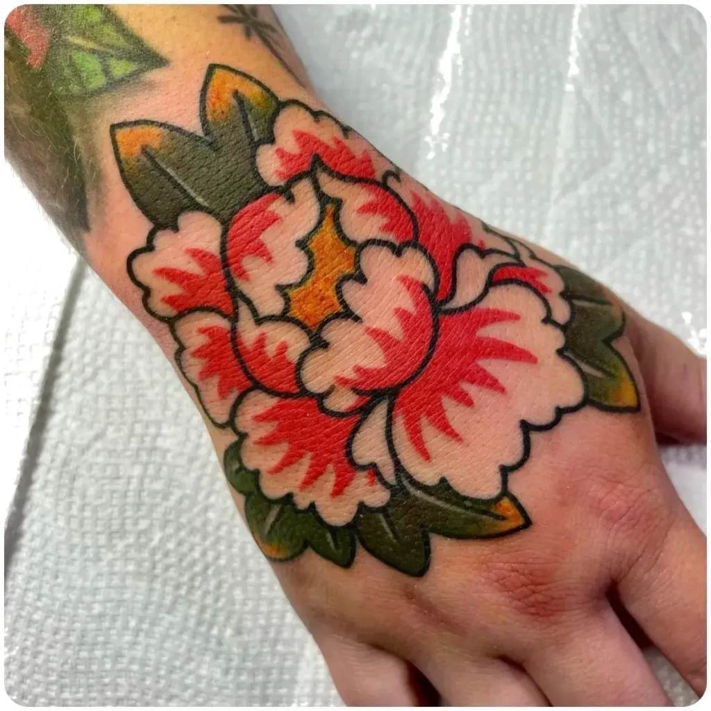 tatuaggio peonia rossa mano