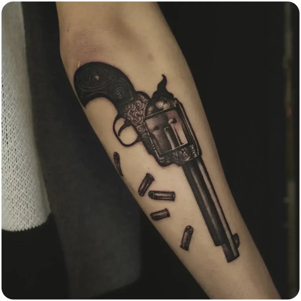 tatuaggio pistola avambraccio