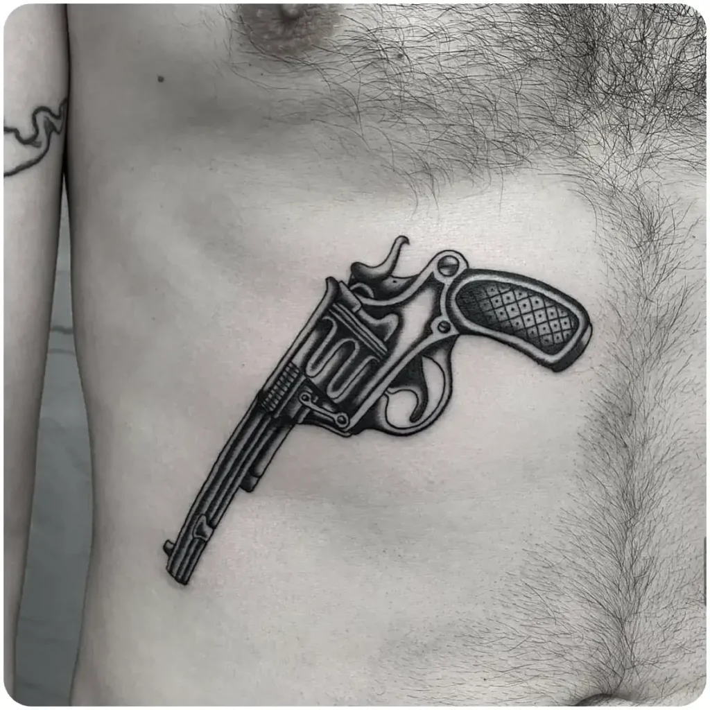 tatuaggio pistola costato