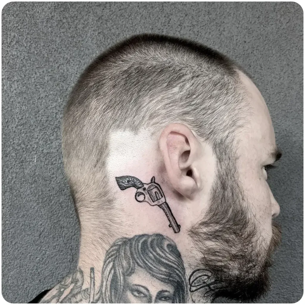 tatuaggio pistola dietro orecchio
