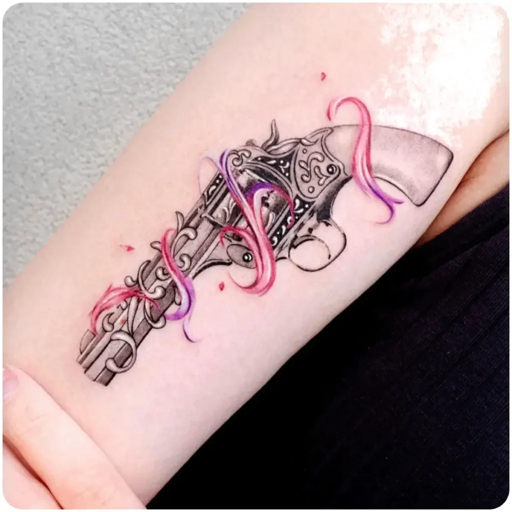 tatuaggio pistola donna