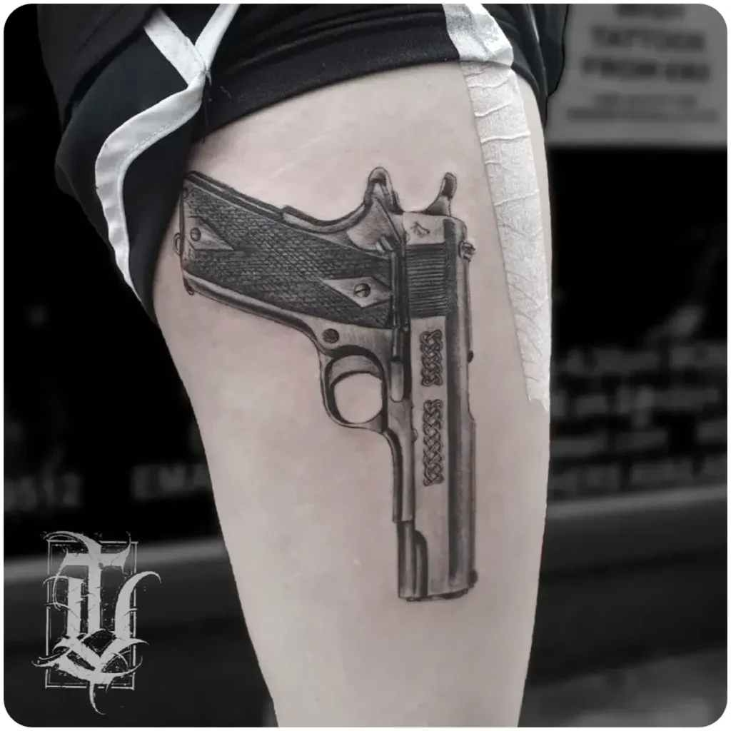 tatuaggio pistola gamba