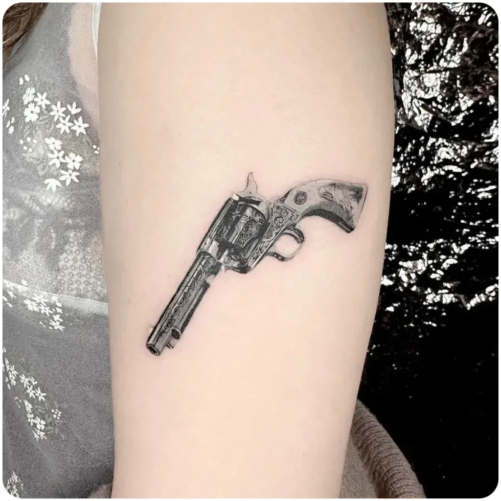 tatuaggio pistola realistica donna