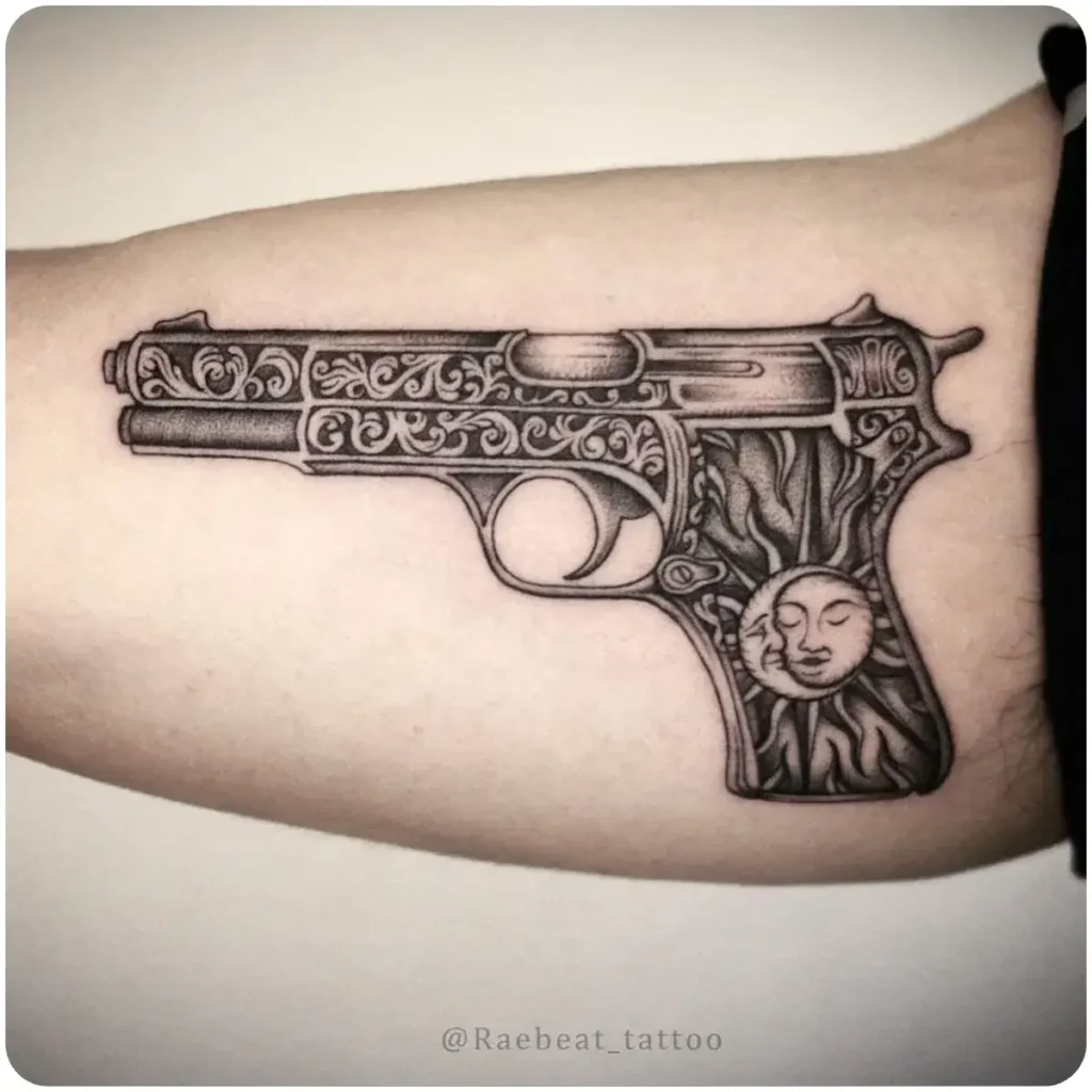 tatuaggio pistola sole e luna