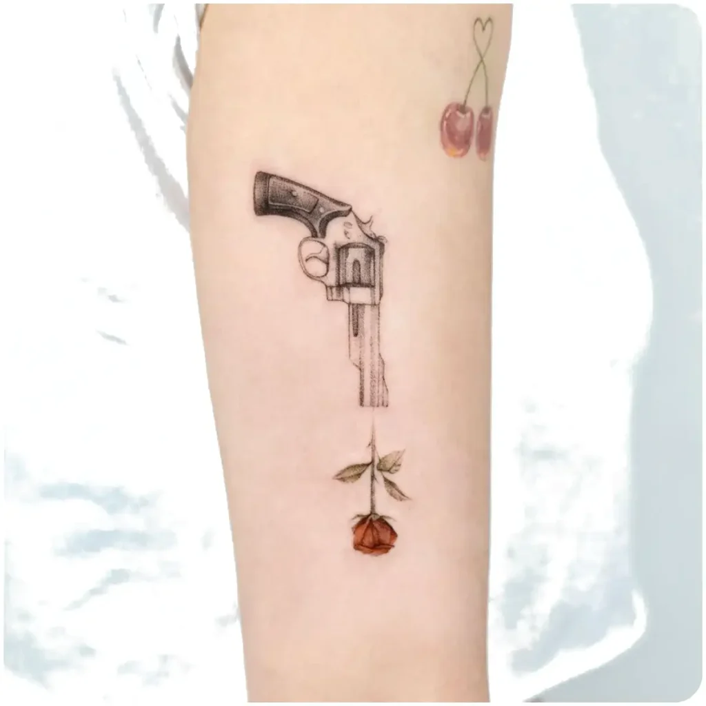 tatuaggio pistola spara rosa