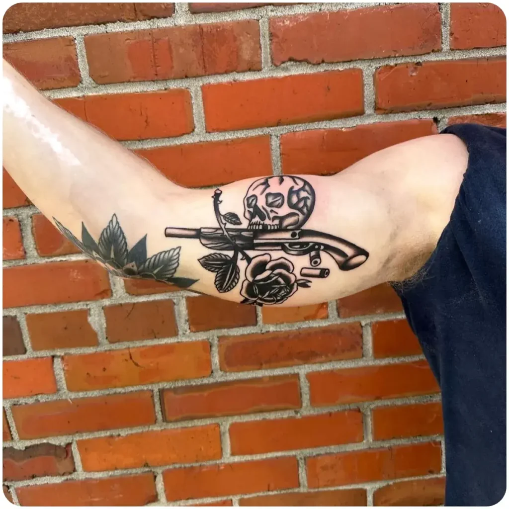 tatuaggio pistola teschio rosa
