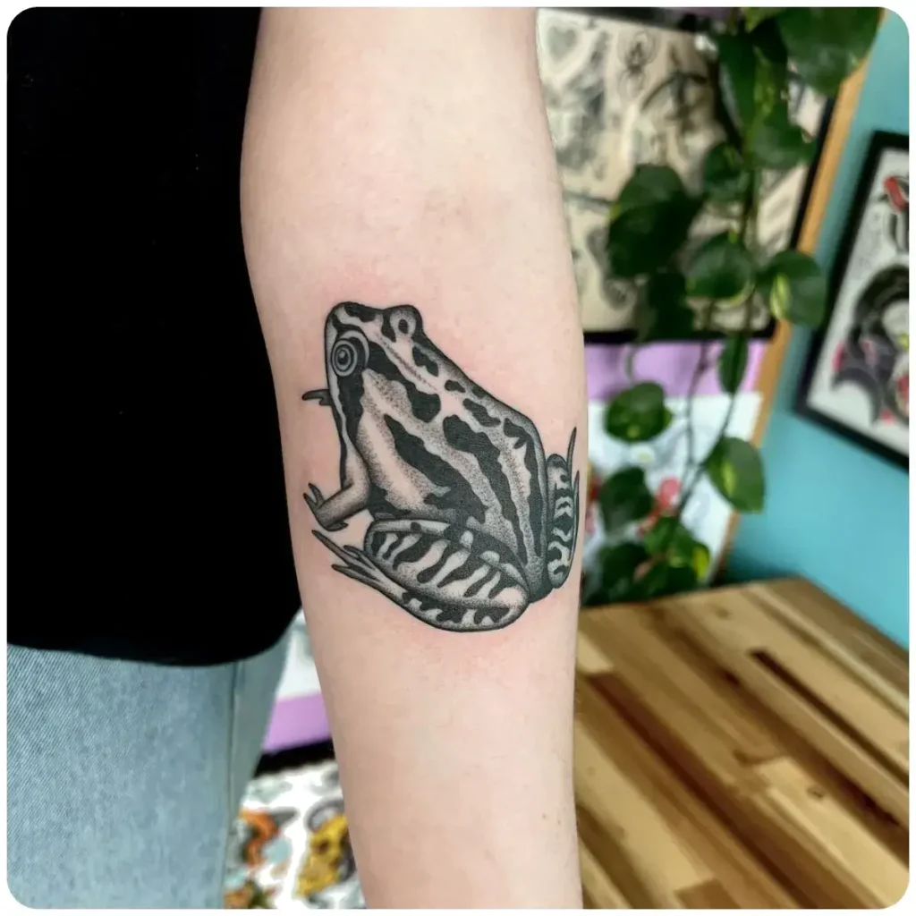tatuaggio rana bianco e nero